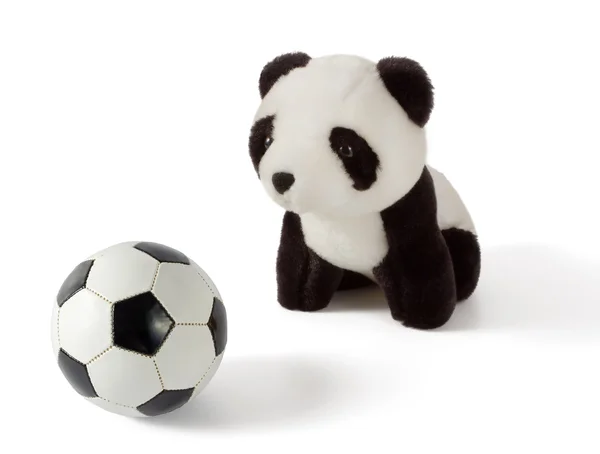 pequeño oso panda de peluche con balón de fútbol — Foto stock ...