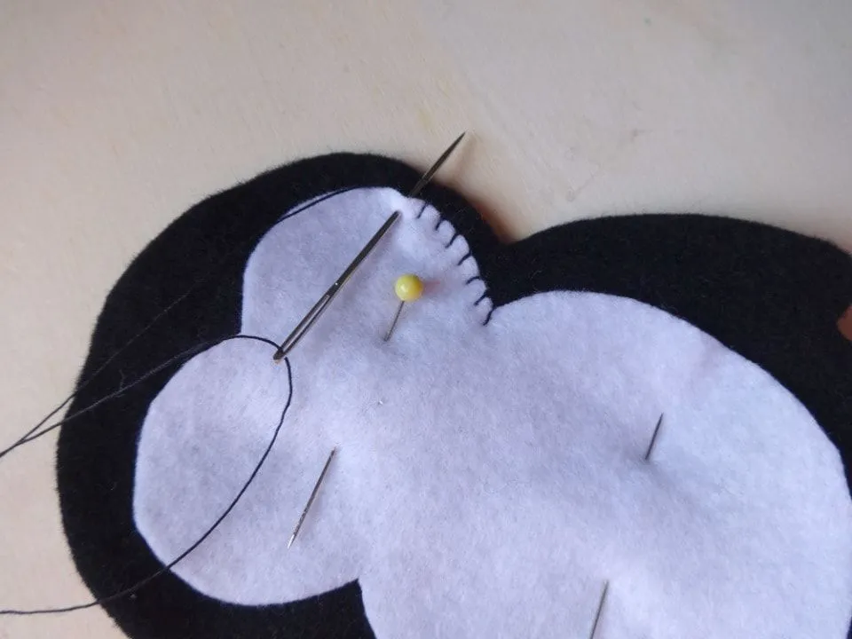 Como hacer un pequeño pingüino en fieltro
