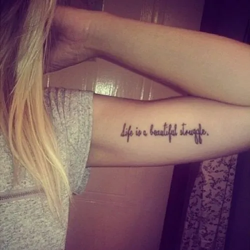 Pequeño tatuaje en el bícep que dice “La vida es una hermosa lucha ... Pequeño tatuaje en el bícep que dice “La vida es una hermosa lucha ...