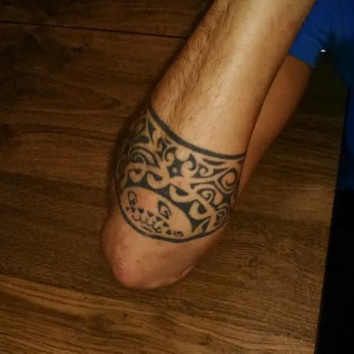 Pequeño tatuaje de un brazalete maorí en el antebrazo de Oscar ... Pequeño tatuaje de un brazalete maorí en el antebrazo de Oscar ...