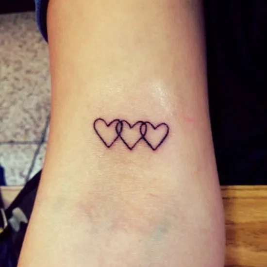 Pequeño tatuaje en el brazo de tres corazones... - Pequeños ... Pequeño tatuaje en el brazo de tres corazones... - Pequeños ...