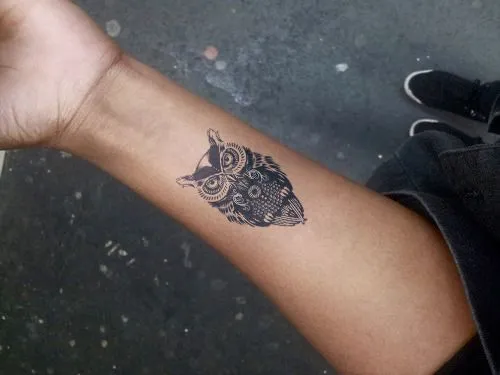 Pequeño tatuaje de un búho en el antebrazo. - Pequeños Tatuajes ... Pequeño tatuaje de un búho en el antebrazo. - Pequeños Tatuajes ...