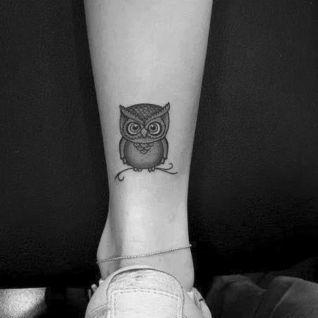 Pequeño tatuaje de un búho en la pierna. | Tatuajes de Pájaros ...
