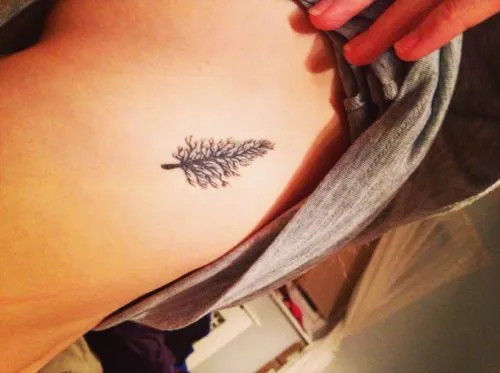 Pequeño tatuaje en las costillas de un pequeño abeto que nos manda ...