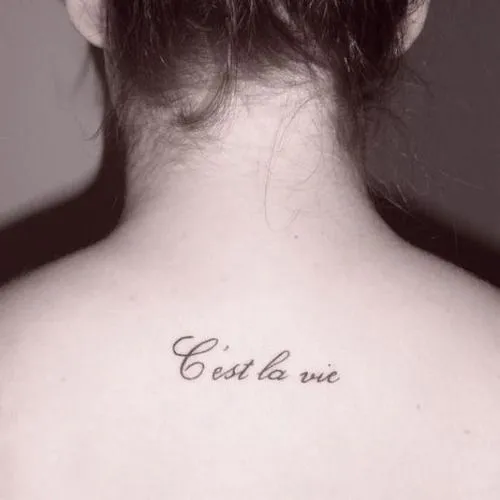 Pequeño tatuaje en la espalda que dice “C'est la vie”, frase en ... Pequeño tatuaje en la espalda que dice “C'est la vie”, frase en ...
