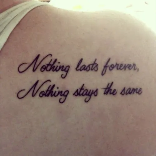 Pequeño tatuaje en la espalda que dice “Nothing lasts forever ...