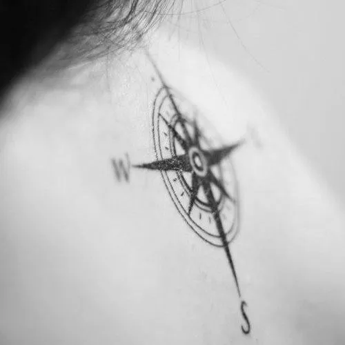 Pequeño tatuaje en la espalda con los puntos cardinales ... Pequeño tatuaje en la espalda con los puntos cardinales ...