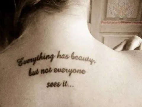 Pequeño tatuaje que dice “Everything has beauty,... - Pequeños ... Pequeño tatuaje que dice “Everything has beauty,... - Pequeños ...