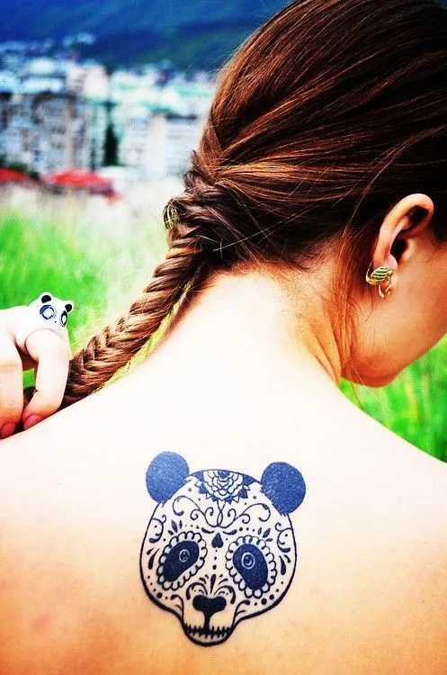 Pequeño tatuaje de la ilustración de un panda en la espalda ...