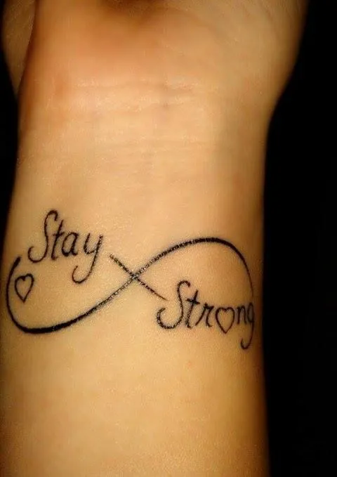 Pequeño tatuaje en la muñeca que dice "Stay strong", que significa ...