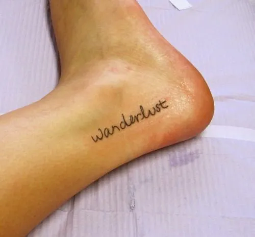 Pequeño Tatuaje en el pie que dice "wanderlust", que significa ... Pequeño Tatuaje en el pie que dice "wanderlust", que significa ...