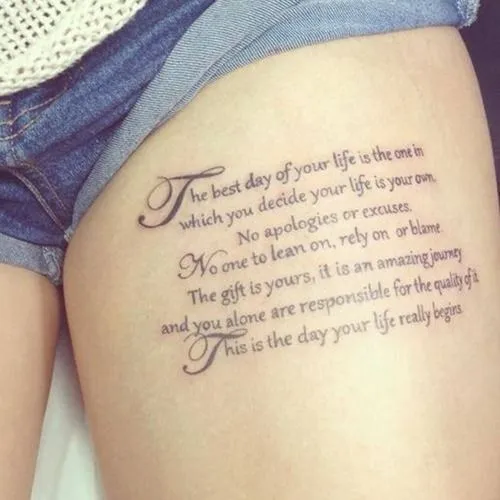 Pequeño tatuaje que dice "El mejor día de tu vida es aquel en el ... Pequeño tatuaje que dice "El mejor día de tu vida es aquel en el ...