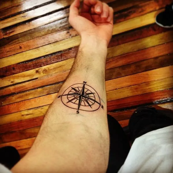 Pequeño tatuaje de una rosa de los vientos en el... - Pequeños ... Pequeño tatuaje de una rosa de los vientos en el... - Pequeños ...