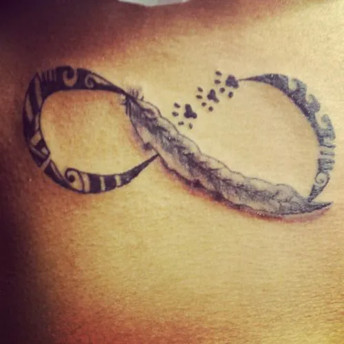 Pequeño tatuaje del símbolo infinito, en el que la... - Pequeños ... Pequeño tatuaje del símbolo infinito, en el que la... - Pequeños ...
