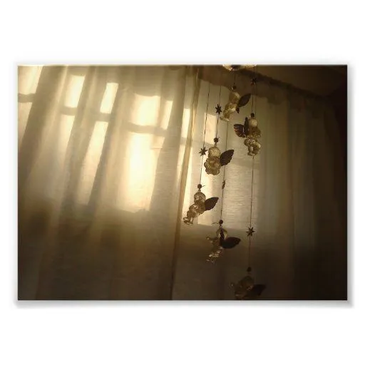 Pequeños ángeles bonitos en la ventana impresión fotográfica de ... Pequeños ángeles bonitos en la ventana impresión fotográfica de ...