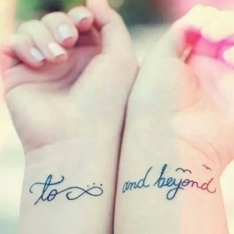Pequeños tatuajes en las muñecas que dicen “al infinito y más allá ... Pequeños tatuajes en las muñecas que dicen “al infinito y más allá ...