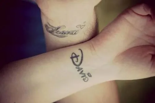 Pequeños tatuajes de los nombres de sus parejas, Lorena y David ... Pequeños tatuajes de los nombres de sus parejas, Lorena y David ...