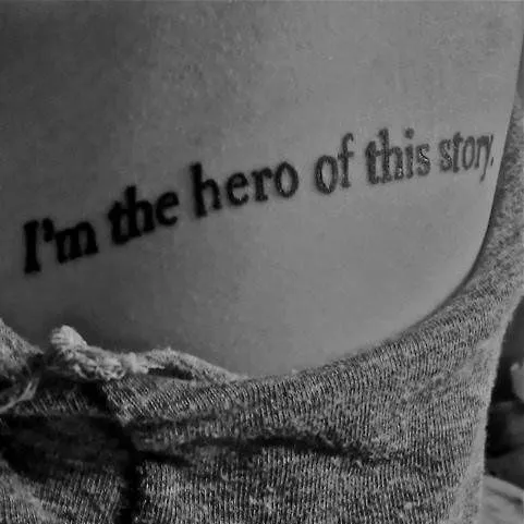 Pequeños Tatuajes — Pequeño tatuaje en el dorsal que dice “Yo soy ... Pequeños Tatuajes — Pequeño tatuaje en el dorsal que dice “Yo soy ...