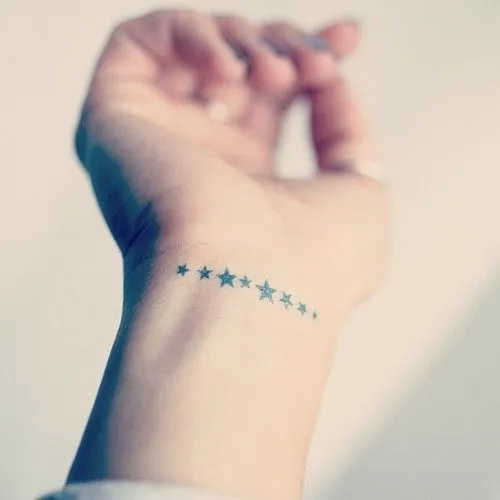 Pequeños Tatuajes — Pequeño tatuaje en la muñeca de varias estrellas. Pequeños Tatuajes — Pequeño tatuaje en la muñeca de varias estrellas.