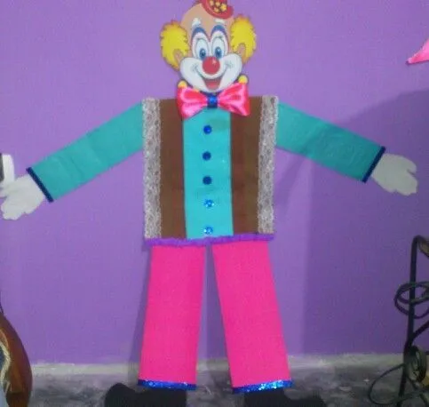 Payaso de carnaval. Decorado con papel crepé, retazos de foami y ...