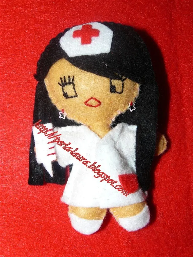 perla-laura: muñecas de fieltro: perlitas enfermeras nº3 y nº4 perla-laura: muñecas de fieltro: perlitas enfermeras nº3 y nº4