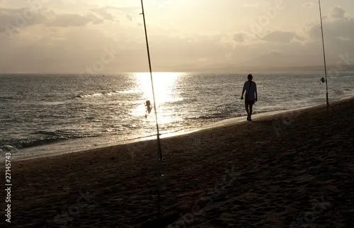 Persona caminando por la playa de Alicia, imagen libre de derechos ... Persona caminando por la playa de Alicia, imagen libre de derechos ...