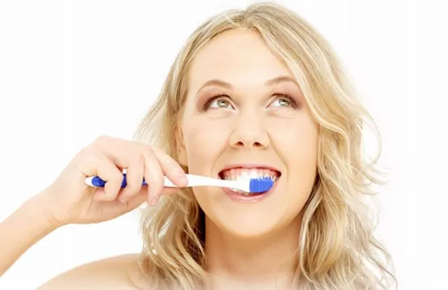 Persona lavandose los dientes - Imagui