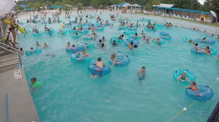 Las personas que se estaban bañando en esta piscina no se ...