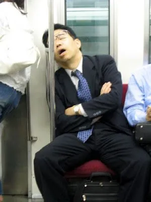 Personas durmiendo en los trenes de Japón | Humor asiático - Lo más ... Personas durmiendo en los trenes de Japón | Humor asiático - Lo más ...