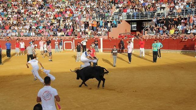 Cerca de 8.000 personas participan en el primer encierro de las ... Cerca de 8.000 personas participan en el primer encierro de las ...