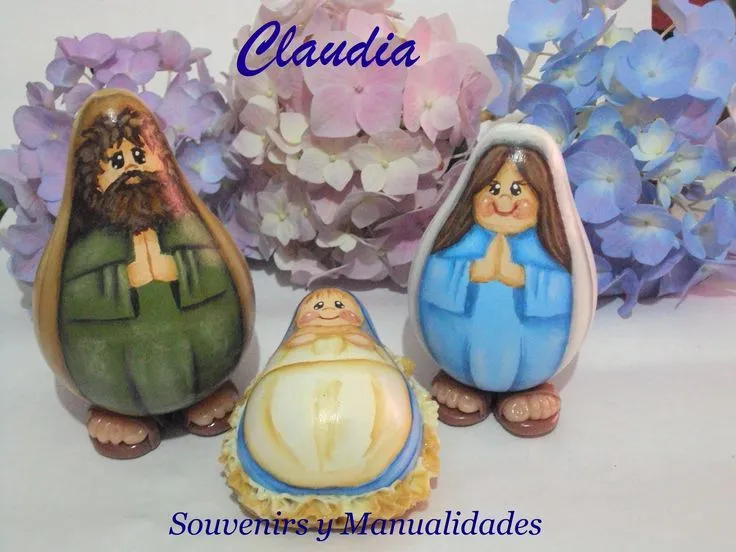 Pesebre con calabazas pintadas y pequeños detalles en porcelana ...