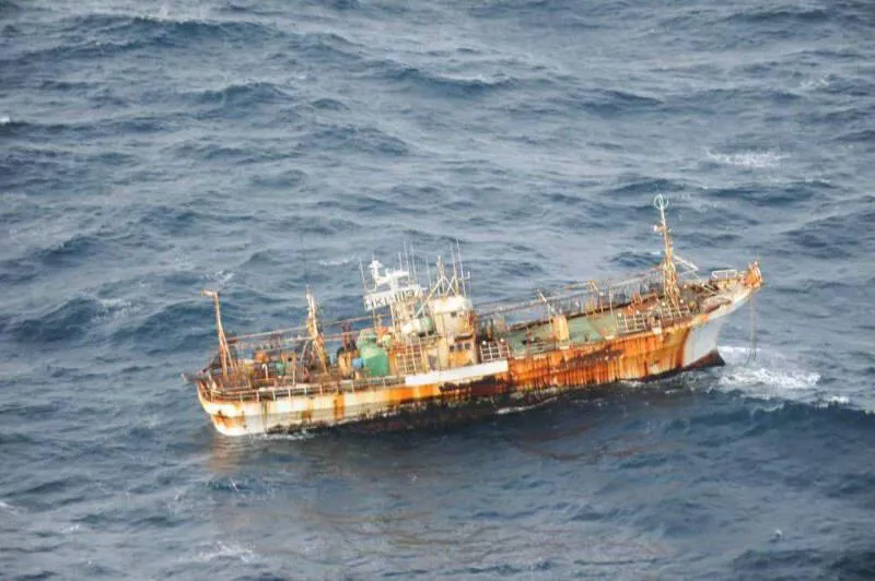 Un pesquero japonés arrastrado por el 'tsunami' reaparece un año ... Un pesquero japonés arrastrado por el 'tsunami' reaparece un año ...
