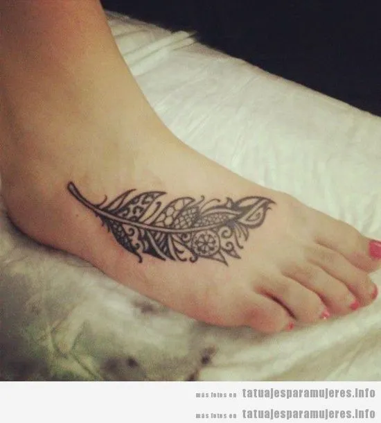 Pluma con estilo tribal geométrico, tatuaje en el pie | Tatuajes ... Pluma con estilo tribal geométrico, tatuaje en el pie | Tatuajes ...