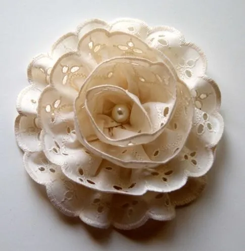 Pieces of me: No.1 Flor con listón y perla