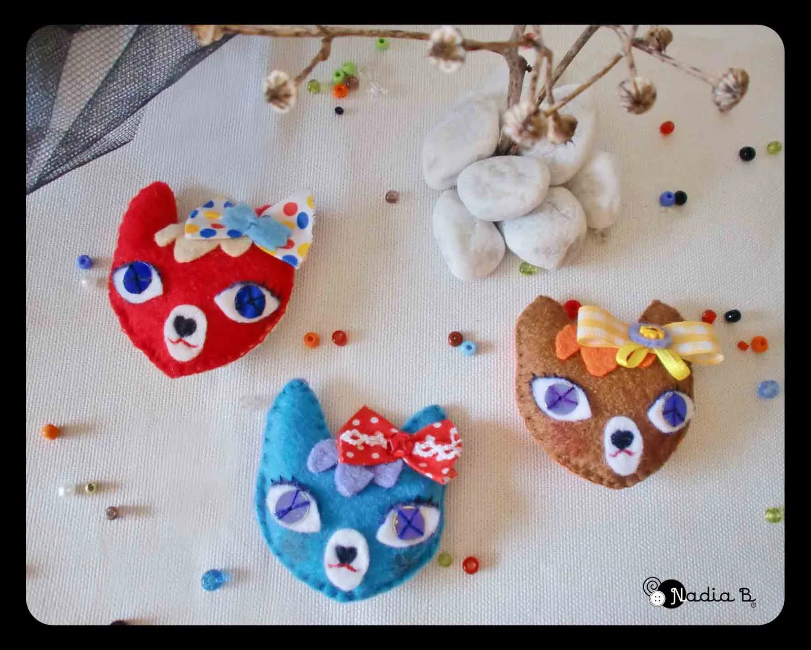 Piedra, papel o tijeras: Broches de gatos de fieltro Piedra, papel o tijeras: Broches de gatos de fieltro