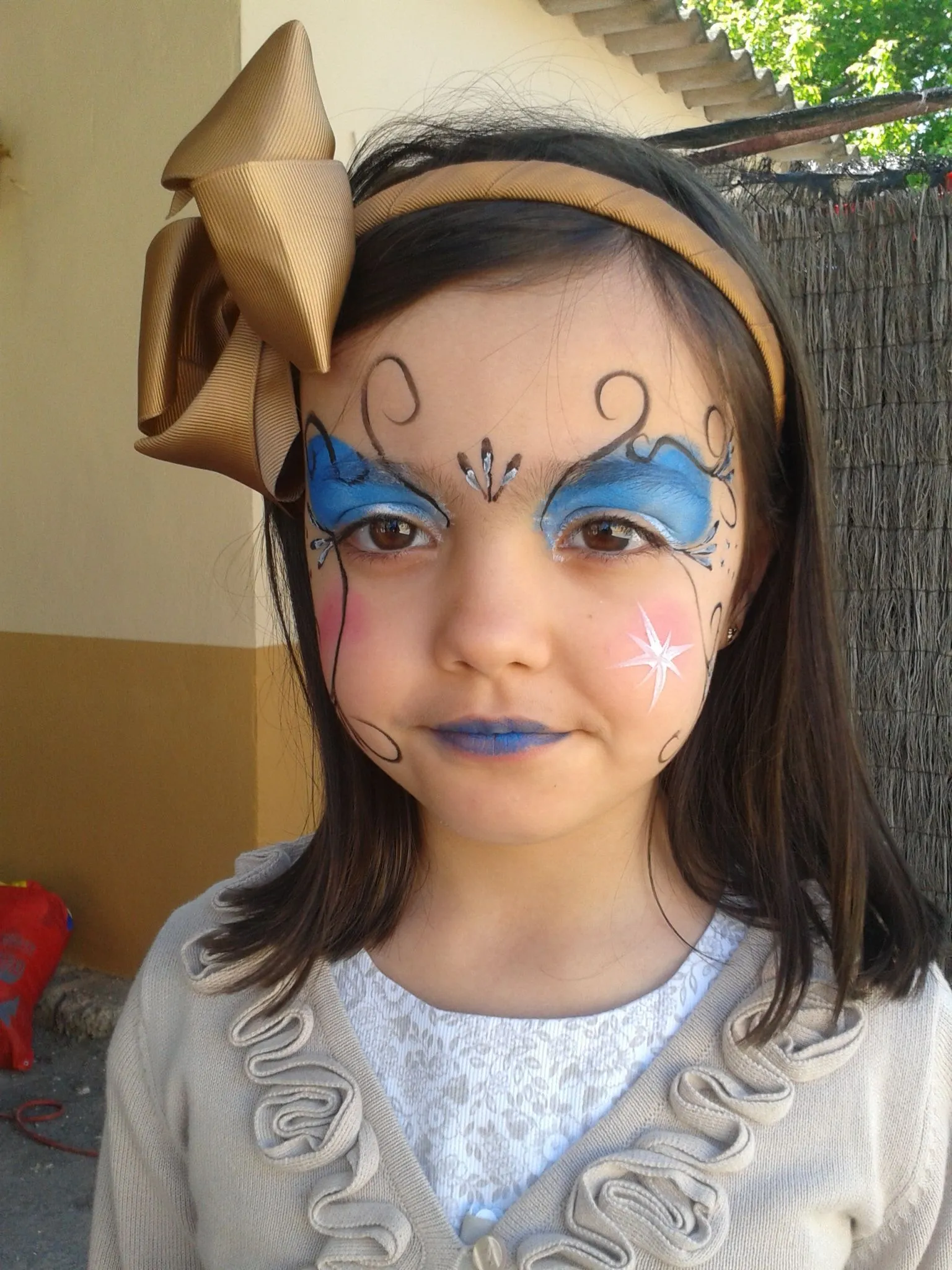 quien piensa que no existen los ángeles? Aquí tenéis la prueba ;) Un  precioso ángel pintado muy sencillo pero original.… | Face painting, Face,  Carnival face paint