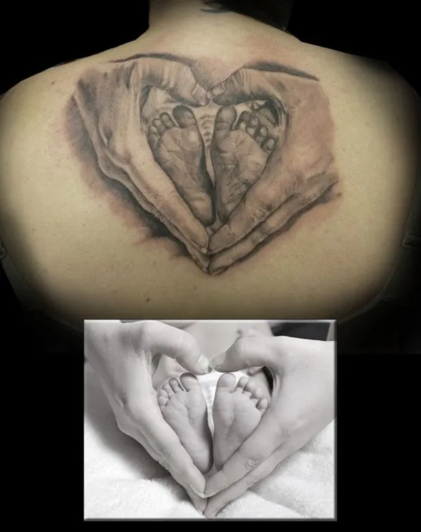 Pies de bebé en las manos - Tatuajes Online Pies de bebé en las manos - Tatuajes Online