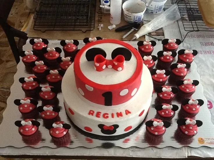 Pastel Minnie Mouse: pastel de vainilla con relleno y betun de ... Pastel Minnie Mouse: pastel de vainilla con relleno y betun de ...