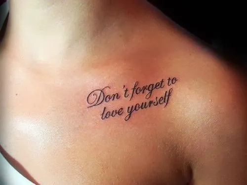 Pequeño tatuaje en el hombro que dice “Don't forget to love ...