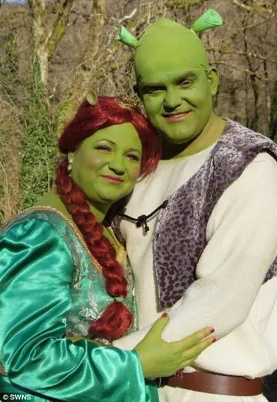 Se casan vestidos como Shrek y Fiona | DRALIVE! 