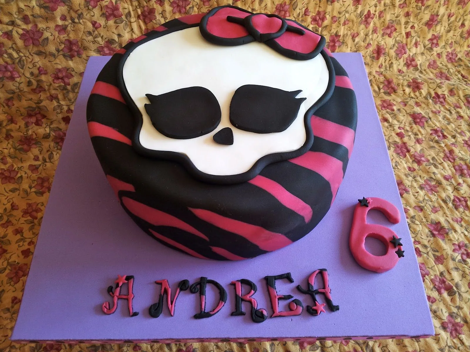 Pin Tarta Draculaura En Fondant Con Un Toque De Azúcar Cake on ... Pin Tarta Draculaura En Fondant Con Un Toque De Azúcar Cake on ...