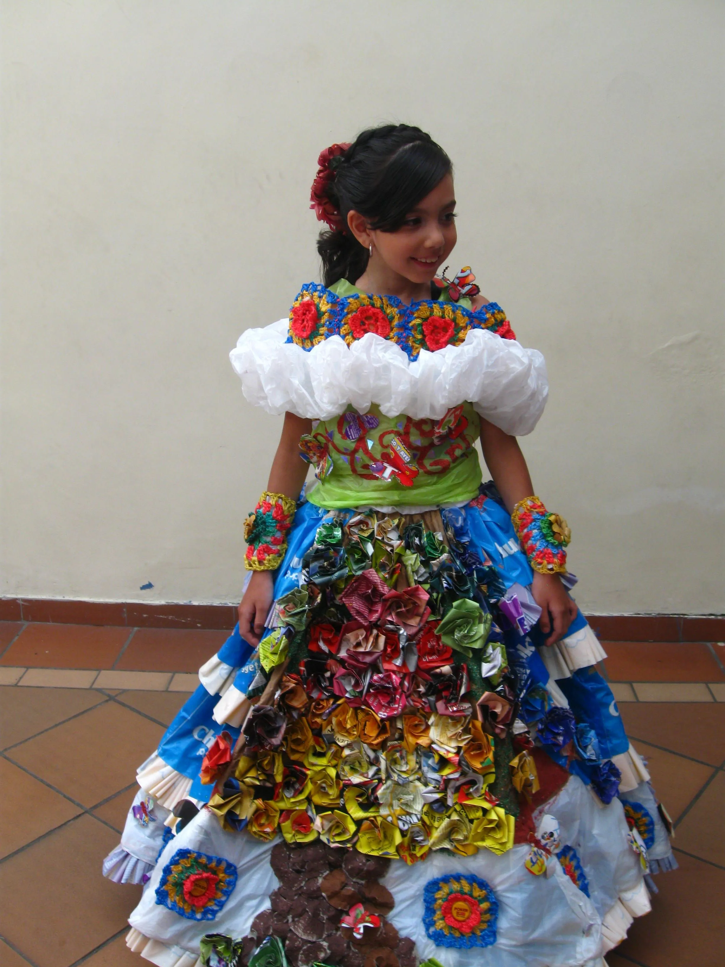 Pin en VESTIDO ECOLOGICO - TRAJES RECICLABLES Pin en VESTIDO ECOLOGICO - TRAJES RECICLABLES