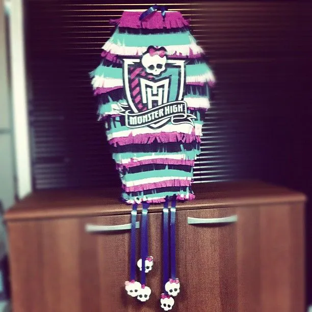 Piñata para el cumple de Adela de las Monster high... Debería ... Piñata para el cumple de Adela de las Monster high... Debería ...