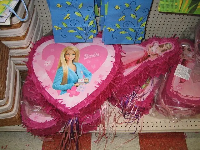 Piñatas de barbie - Imagui