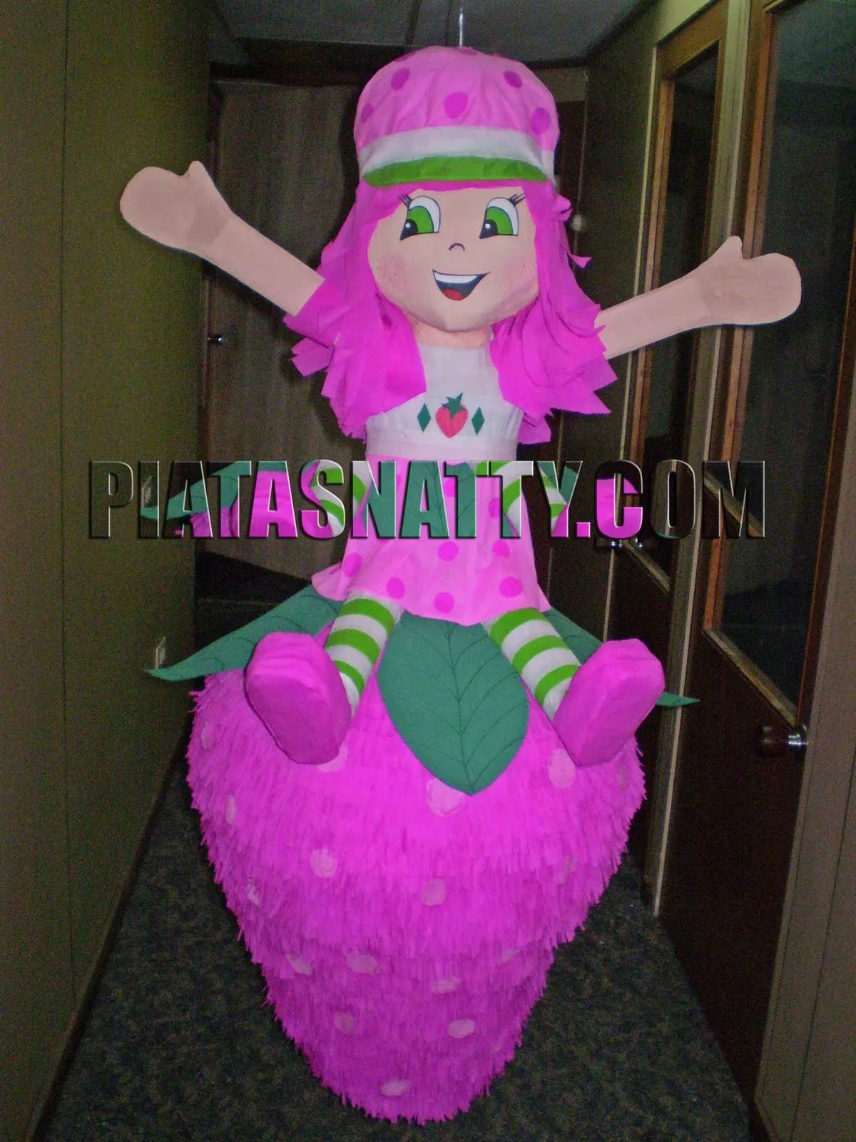 PIÑATAS NATTY: PIÑATA DE FRESITA (FUCSIA)