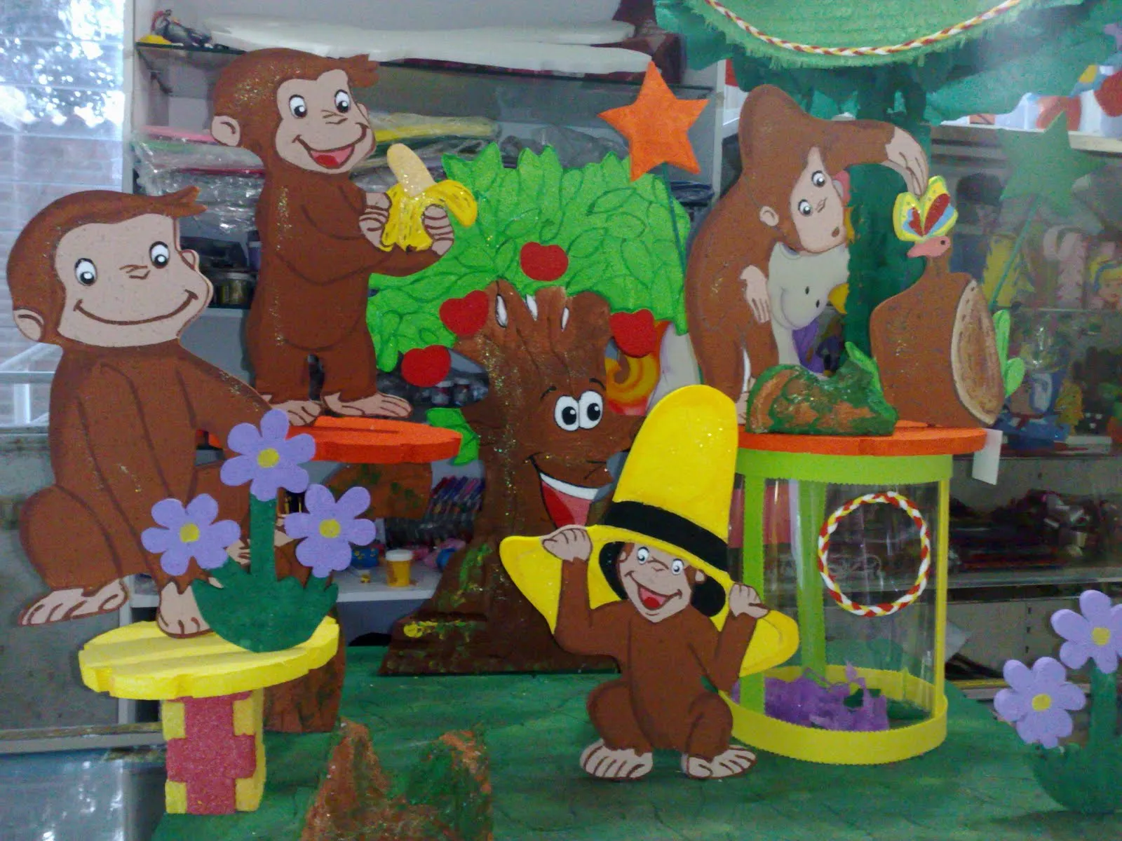 Piñateria Kekas: Jorge El Curioso