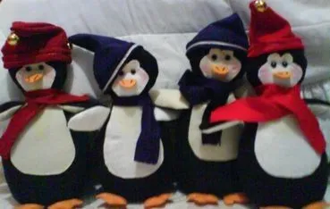  estos pingueinos para adornar la entrada estan hechos en fieltro ...