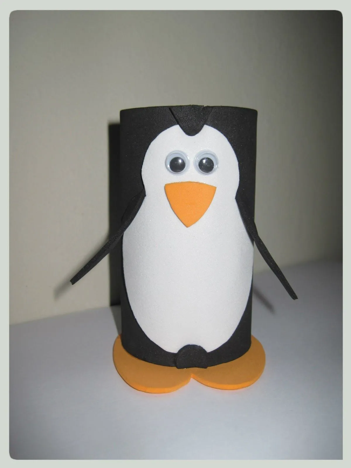 Mis manualidades de Goma-EVA: PINGÜINO PORTA- Mis manualidades de Goma-EVA: PINGÜINO PORTA-