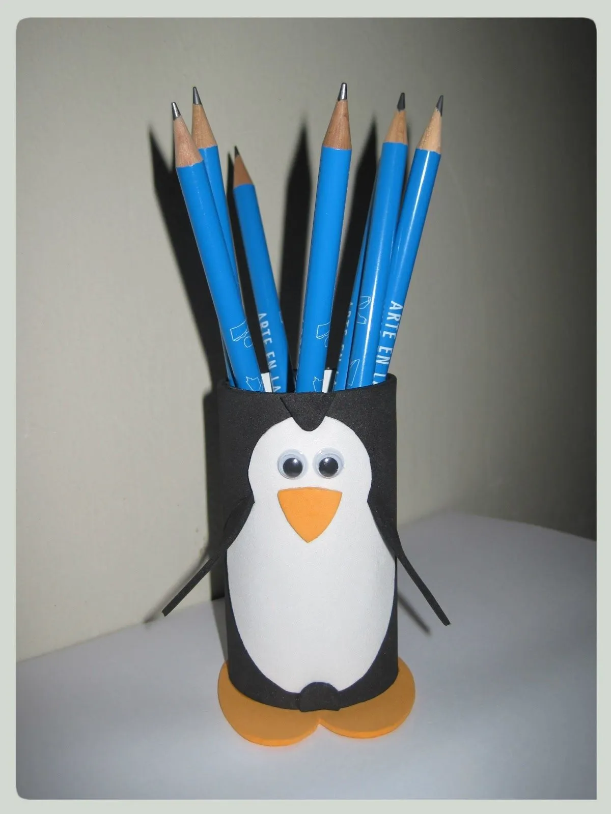PINGÜINO PORTA-LÁPICES | Mis manualidades de Goma-EVA