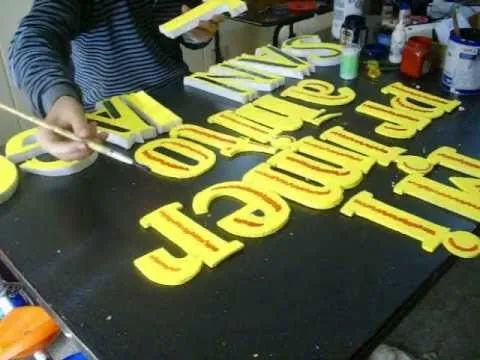 Pintando Letras para un cumpleaños - YouTube